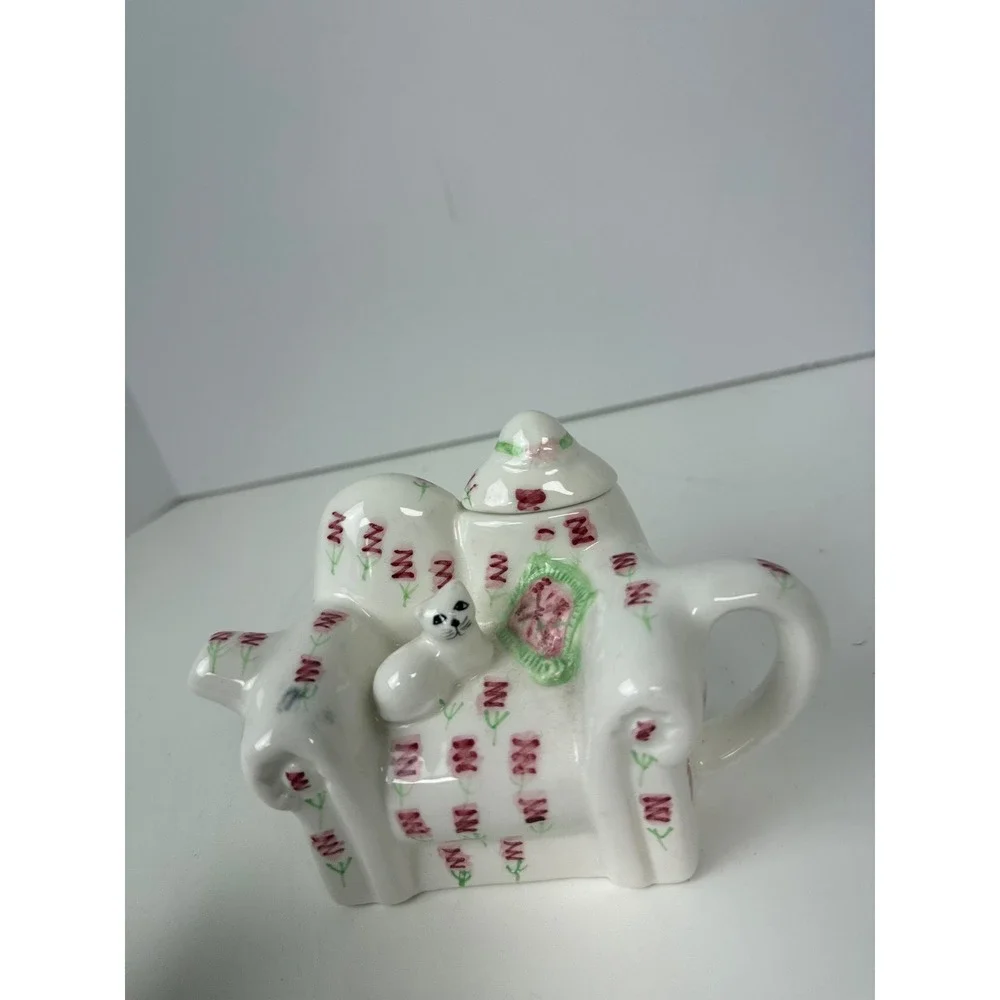 Tea-Nee Vintage Caramic Teapot Cat on Chair 1995‎ Collectible